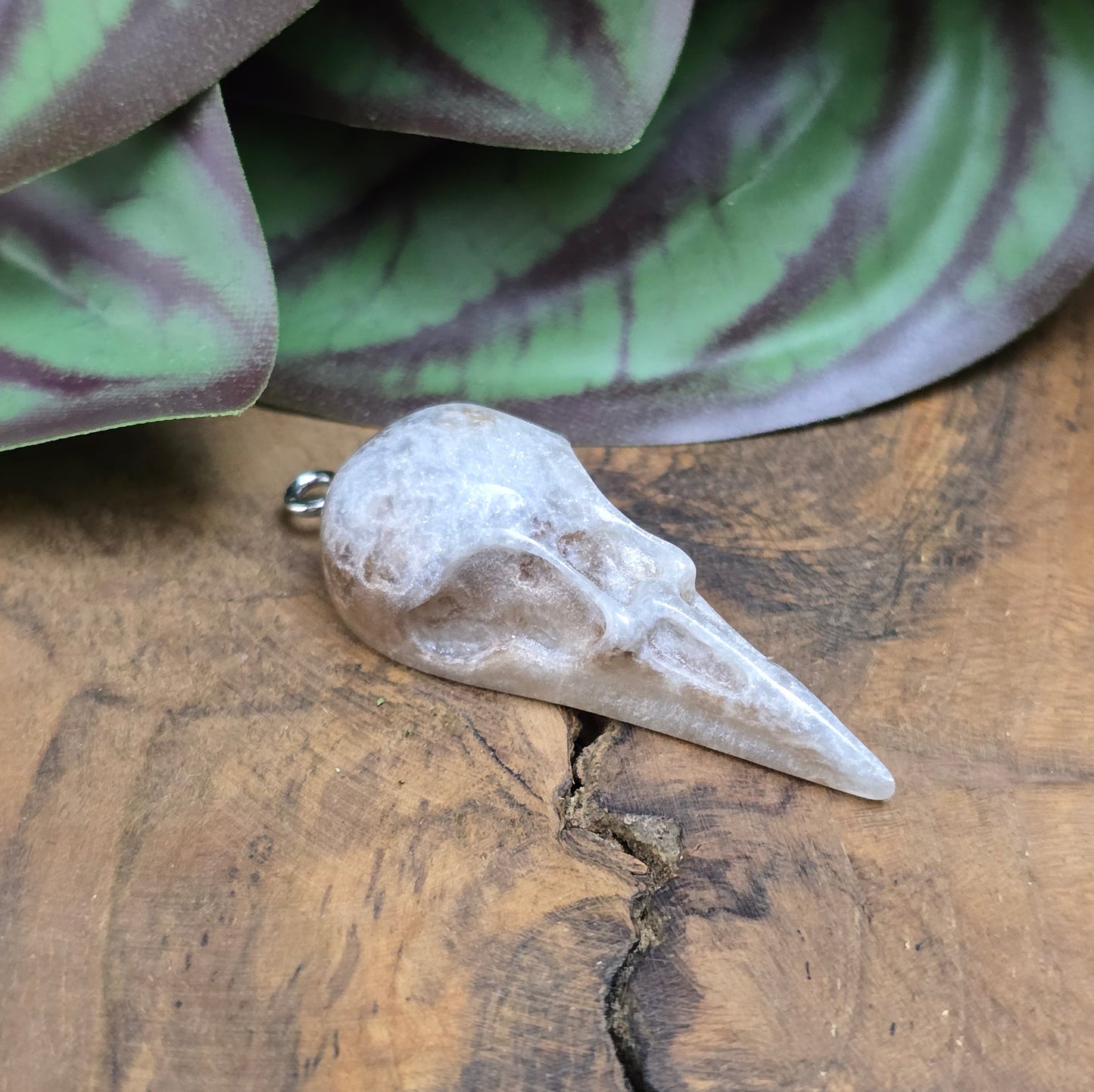1x Resin-Krähenschädel-Anhänger Silbergrau, 44mm – flacher Rücken, perfekt für mystischen DIY-Schmuck & einzigartige Accessoires mit Charakter.