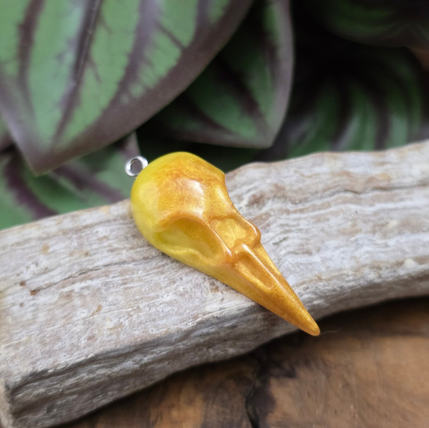 1x Resin-Krähenschädel-Anhänger in Gelb/Gold, 44mm, flacher Rücken – einzigartig & handgefertigt. Perfekt für Ketten, Armbänder und magisch inspirierte Designs.
