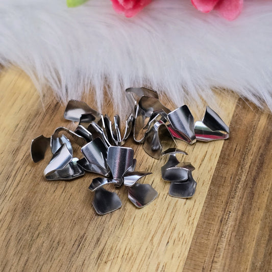 Rhodiumfarbene Edelstahl-Endkappen – 6 mm – im 20er-Set. Perfekt zum Verschließen flacher Bänder wie Satin oder Organza bei handgemachten Ketten & Armbändern.