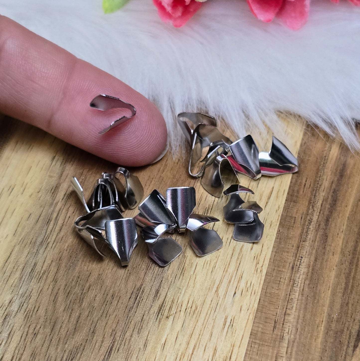 Rhodiumfarbene Edelstahl-Endkappen – 6 mm – im 20er-Set. Perfekt zum Verschließen flacher Bänder wie Satin oder Organza bei handgemachten Ketten & Armbändern.