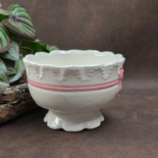 Romantische Feinkeramik-Schale mit rosa Schleife – perfekt für Landhausstil, Shabby Chic und als liebevolles Geschenk mit nostalgischem Flair.