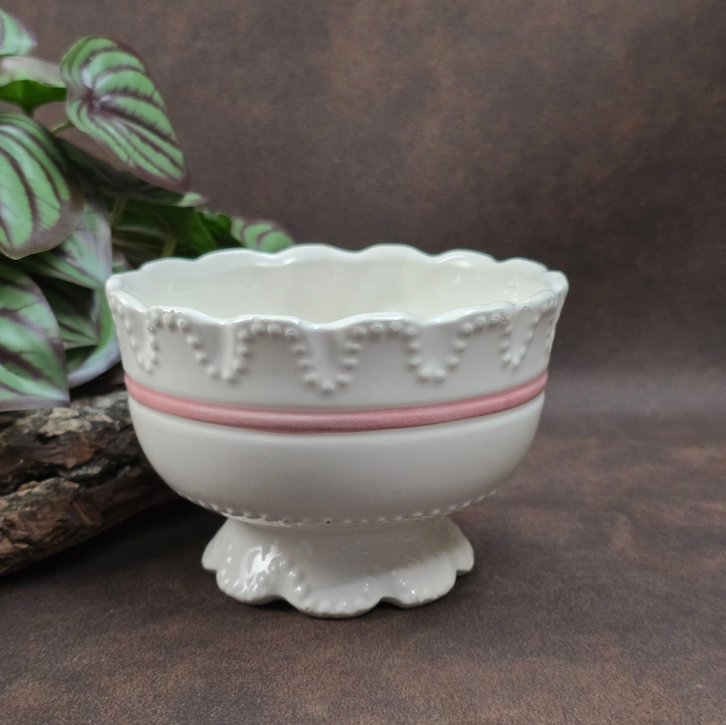 Romantische Feinkeramik-Schale mit rosa Schleife – perfekt für Landhausstil, Shabby Chic und als liebevolles Geschenk mit nostalgischem Flair.