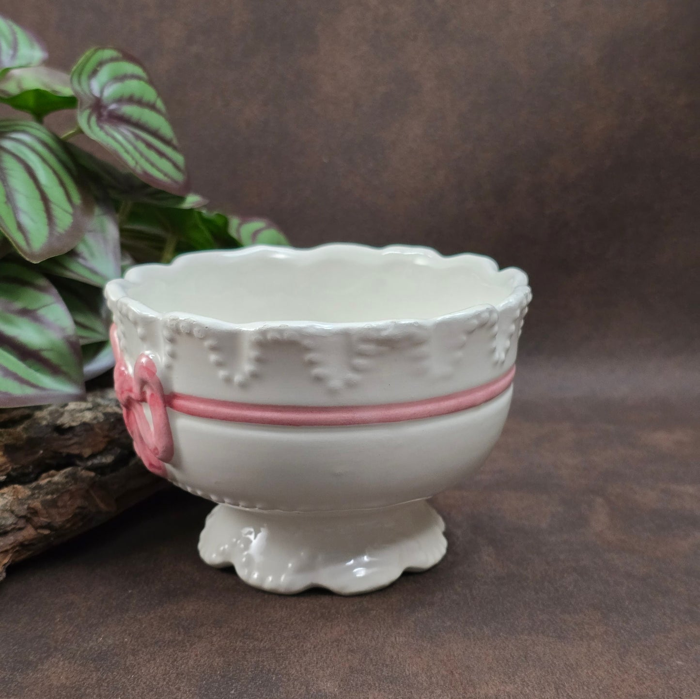 Romantische Feinkeramik-Schale mit rosa Schleife – perfekt für Landhausstil, Shabby Chic und als liebevolles Geschenk mit nostalgischem Flair.