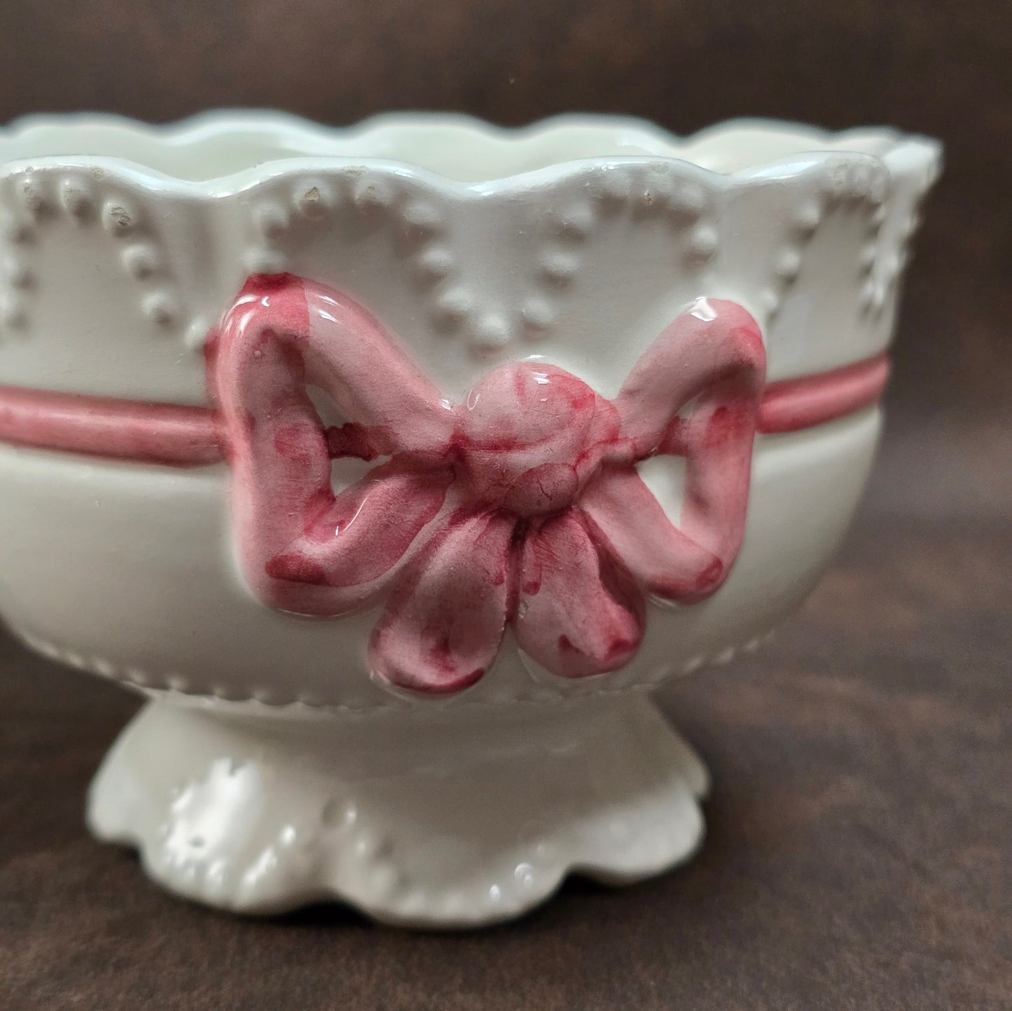 Romantische Feinkeramik-Schale mit rosa Schleife – perfekt für Landhausstil, Shabby Chic und als liebevolles Geschenk mit nostalgischem Flair.