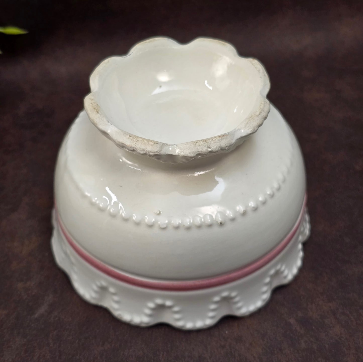 Romantische Feinkeramik-Schale mit rosa Schleife – perfekt für Landhausstil, Shabby Chic und als liebevolles Geschenk mit nostalgischem Flair.