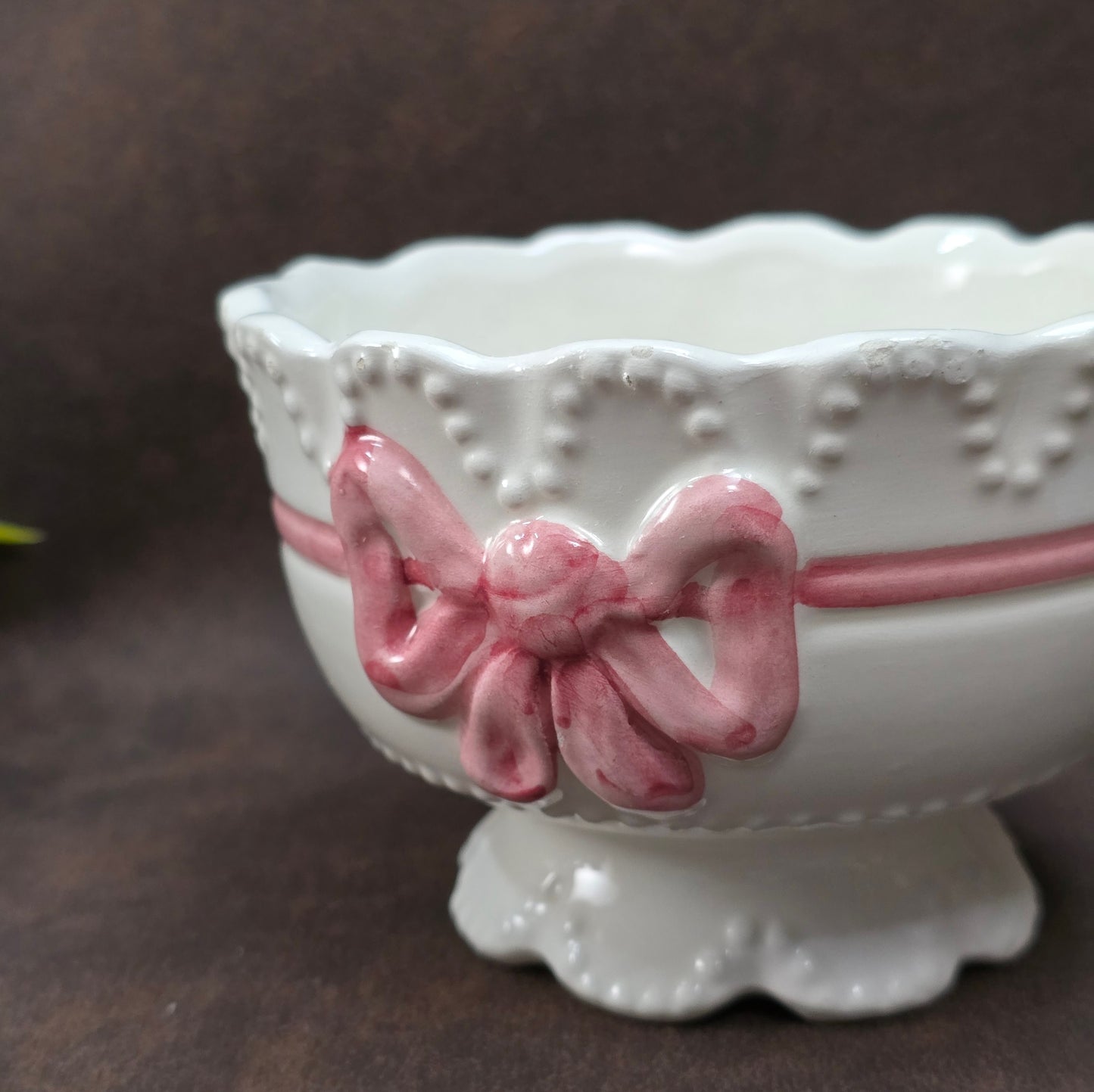 Romantische Feinkeramik-Schale mit rosa Schleife – perfekt für Landhausstil, Shabby Chic und als liebevolles Geschenk mit nostalgischem Flair.