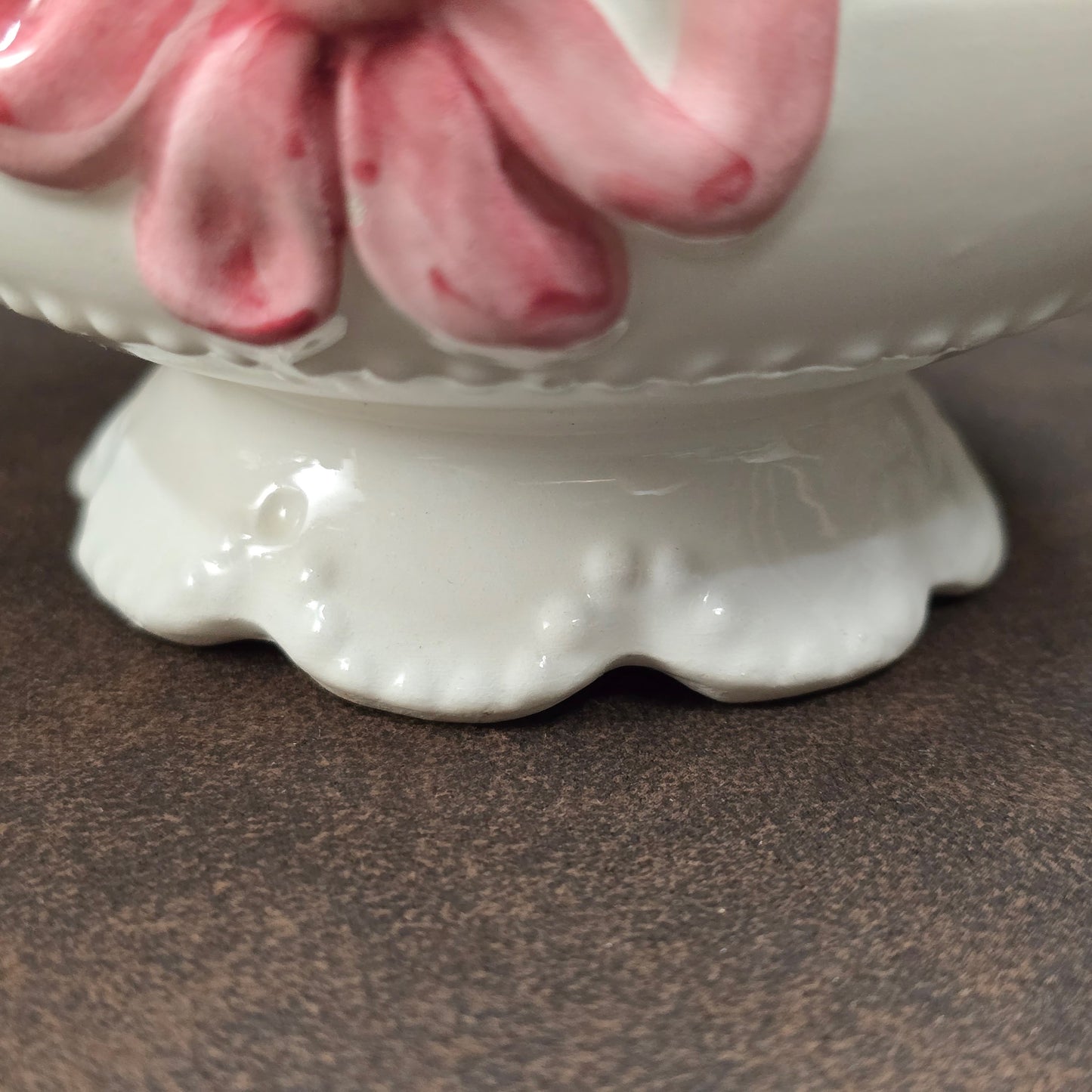 Romantische Feinkeramik-Schale mit rosa Schleife – perfekt für Landhausstil, Shabby Chic und als liebevolles Geschenk mit nostalgischem Flair.