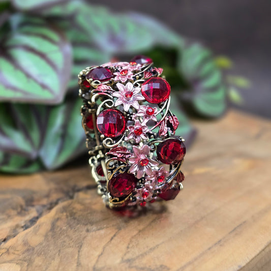 Romantische Vintage-Armspange mit roten Steinen & altrosa Blumen im Shabby-Chic – flexibel tragbar & ohne Verschluss – dein Statement-Piece mit antikem Flair.