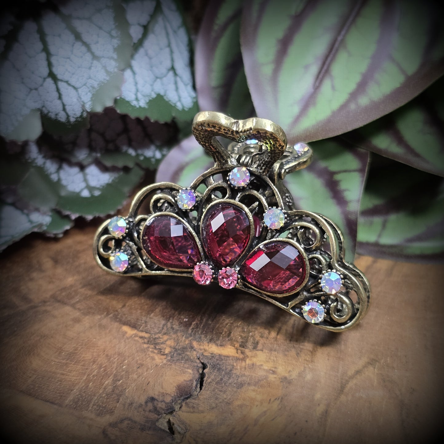 Romantische Vintage-Haarkralle in Antik-Bronze mit pinken Strasssteinen. Stilvoller Eyecatcher für elegante Frisuren. Stabil & zeitlos schön.