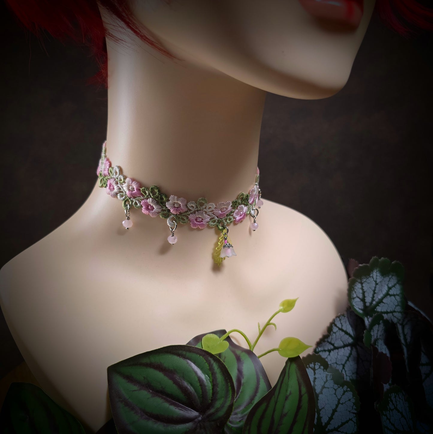 Romantischer Choker „Blütenpracht“ in Rosa & Grün mit Blume & Blatt – handgefertigt, 32 cm + Verlängerung – zartes Design für feminine Looks & besondere Anlässe.