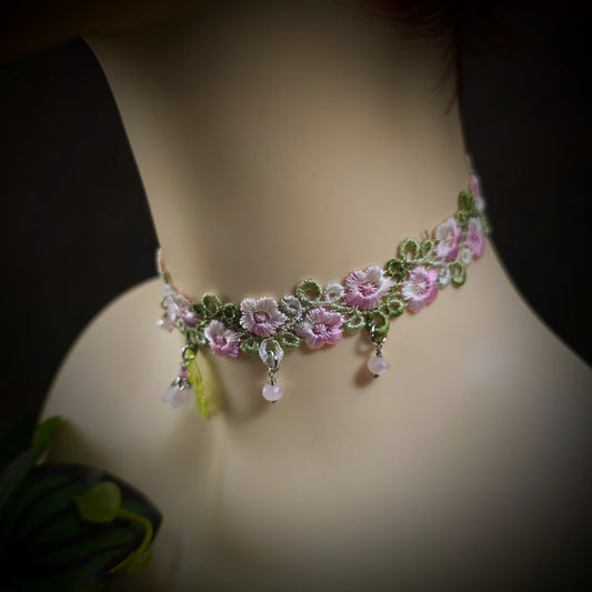 Romantischer Choker „Blütenpracht“ in Rosa & Grün mit Blume & Blatt – handgefertigt, 32 cm + Verlängerung – zartes Design für feminine Looks & besondere Anlässe.