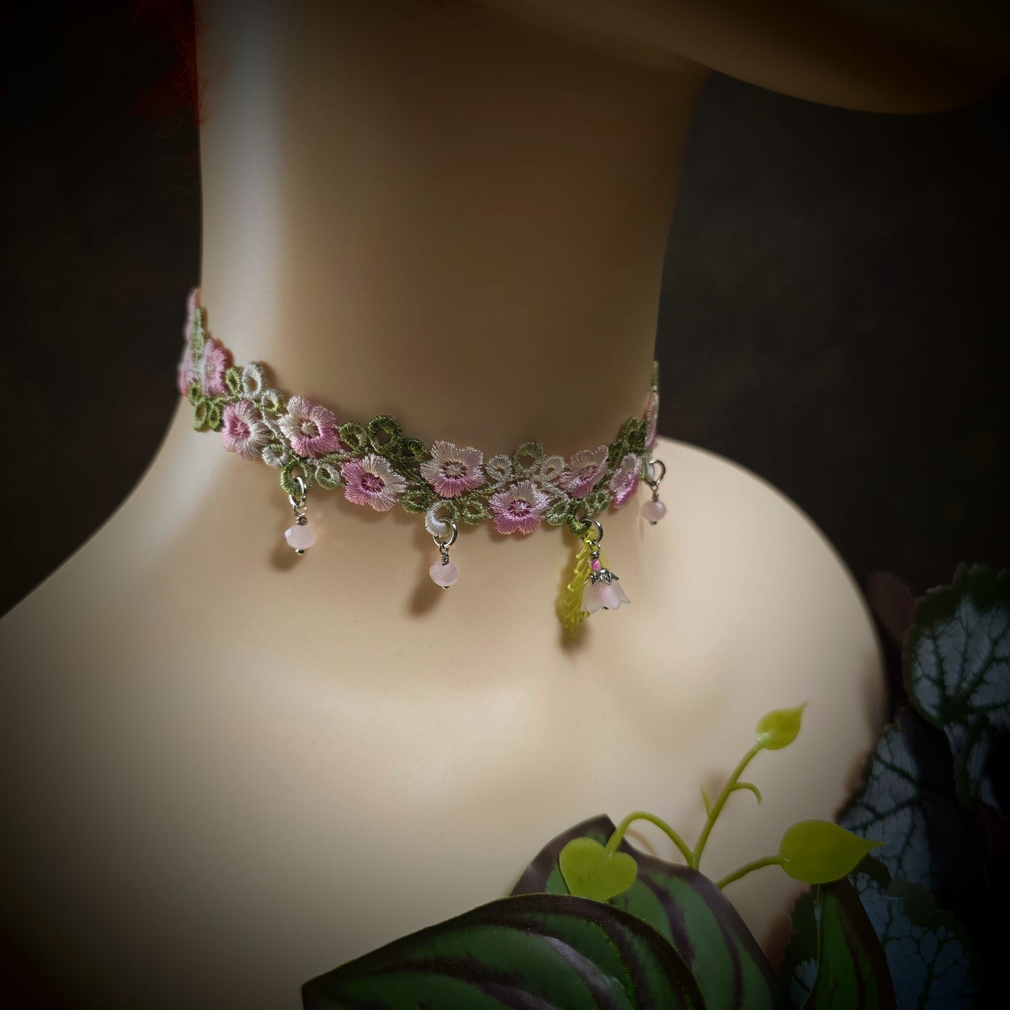 Romantischer Choker „Blütenpracht“ in Rosa & Grün mit Blume & Blatt – handgefertigt, 32 cm + Verlängerung – zartes Design für feminine Looks & besondere Anlässe.