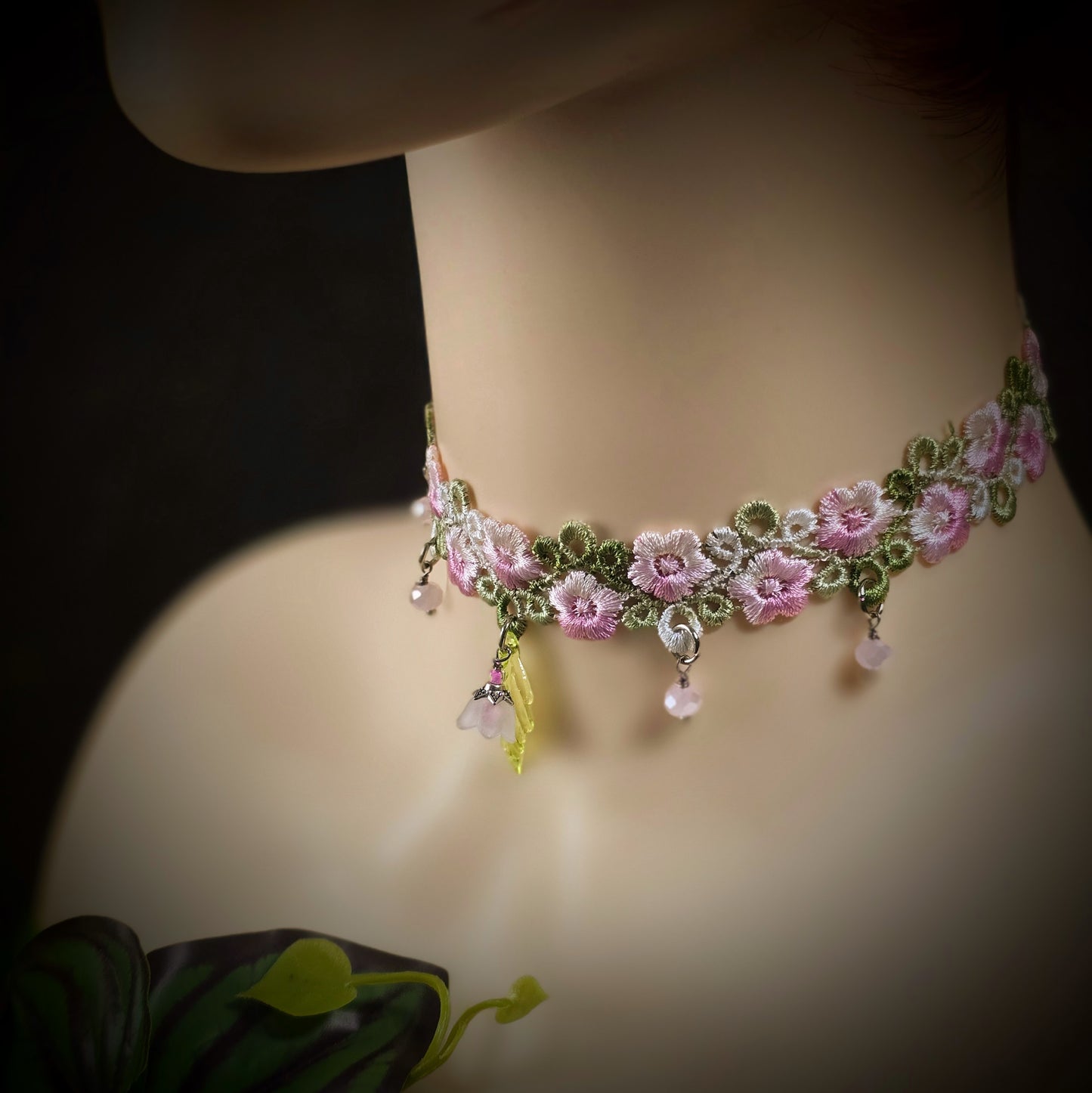 Romantischer Choker „Blütenpracht“ in Rosa & Grün mit Blume & Blatt – handgefertigt, 32 cm + Verlängerung – zartes Design für feminine Looks & besondere Anlässe.