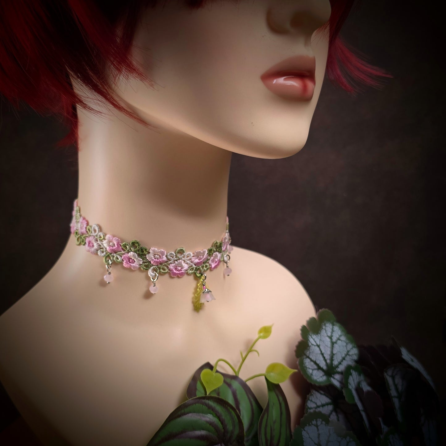 Romantischer Choker „Blütenpracht“ in Rosa & Grün mit Blume & Blatt – handgefertigt, 32 cm + Verlängerung – zartes Design für feminine Looks & besondere Anlässe.