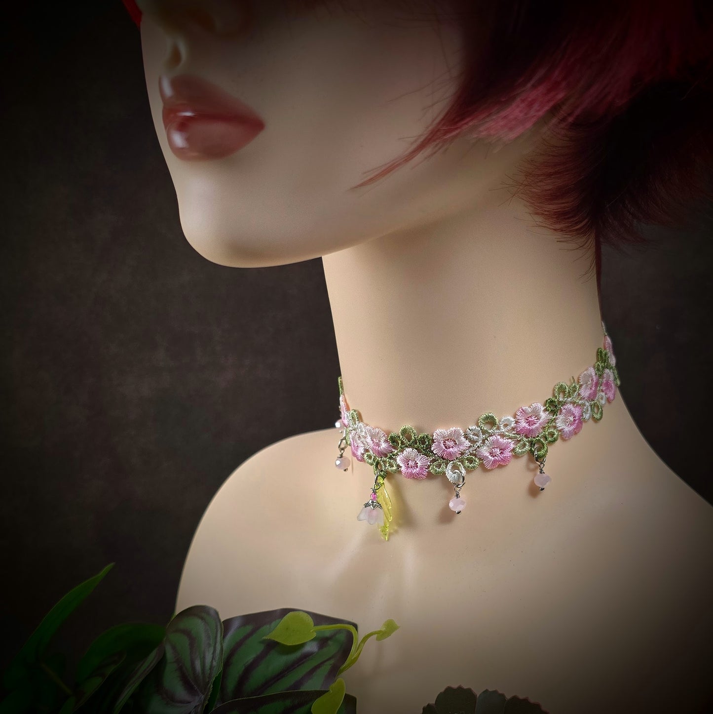 Romantischer Choker „Blütenpracht“ in Rosa & Grün mit Blume & Blatt – handgefertigt, 32 cm + Verlängerung – zartes Design für feminine Looks & besondere Anlässe.