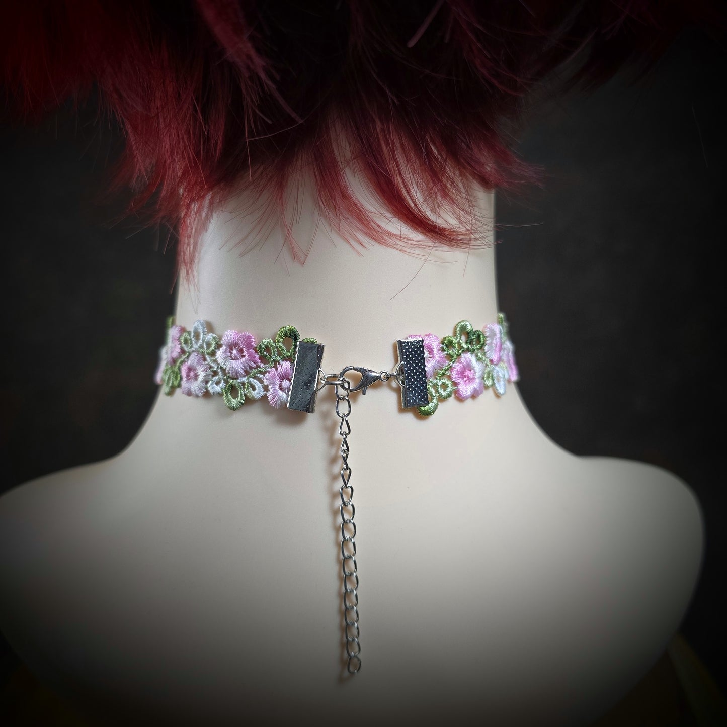 Romantischer Choker „Blütenpracht“ in Rosa & Grün mit Blume & Blatt – handgefertigt, 32 cm + Verlängerung – zartes Design für feminine Looks & besondere Anlässe.