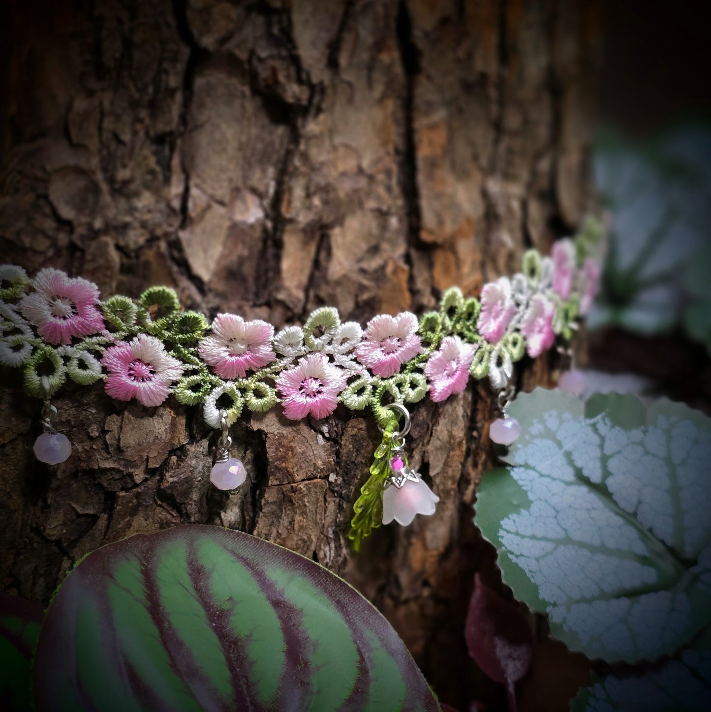 Romantischer Choker „Blütenpracht“ in Rosa & Grün mit Blume & Blatt – handgefertigt, 32 cm + Verlängerung – zartes Design für feminine Looks & besondere Anlässe.