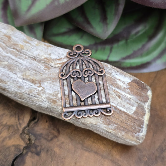 Romantischer Vogelkäfig-Anhänger 34mm aus antik kupferfarbener Zinklegierung mit Herz. Perfekt für Vintage-Schmuck, Ketten, Armbänder & DIY-Projekte.