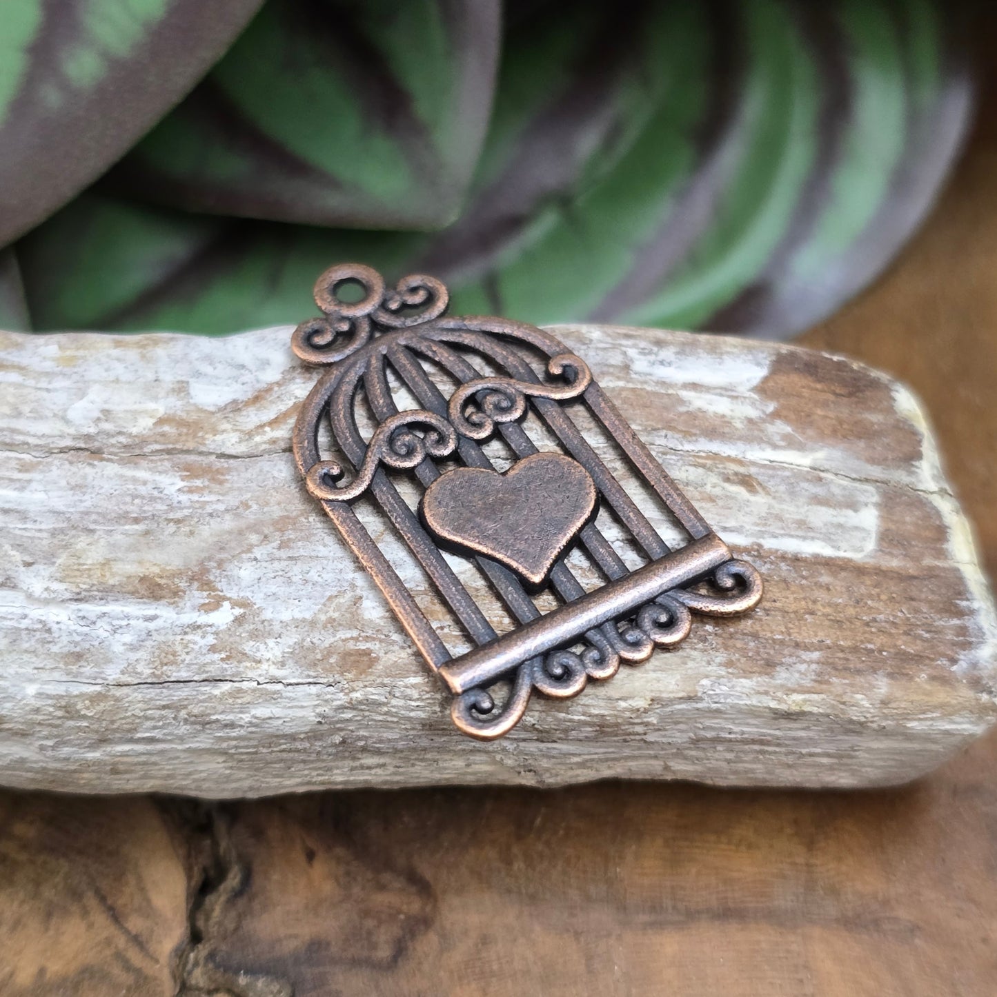 Romantischer Vogelkäfig-Anhänger 34mm aus antik kupferfarbener Zinklegierung mit Herz. Perfekt für Vintage-Schmuck, Ketten, Armbänder & DIY-Projekte.