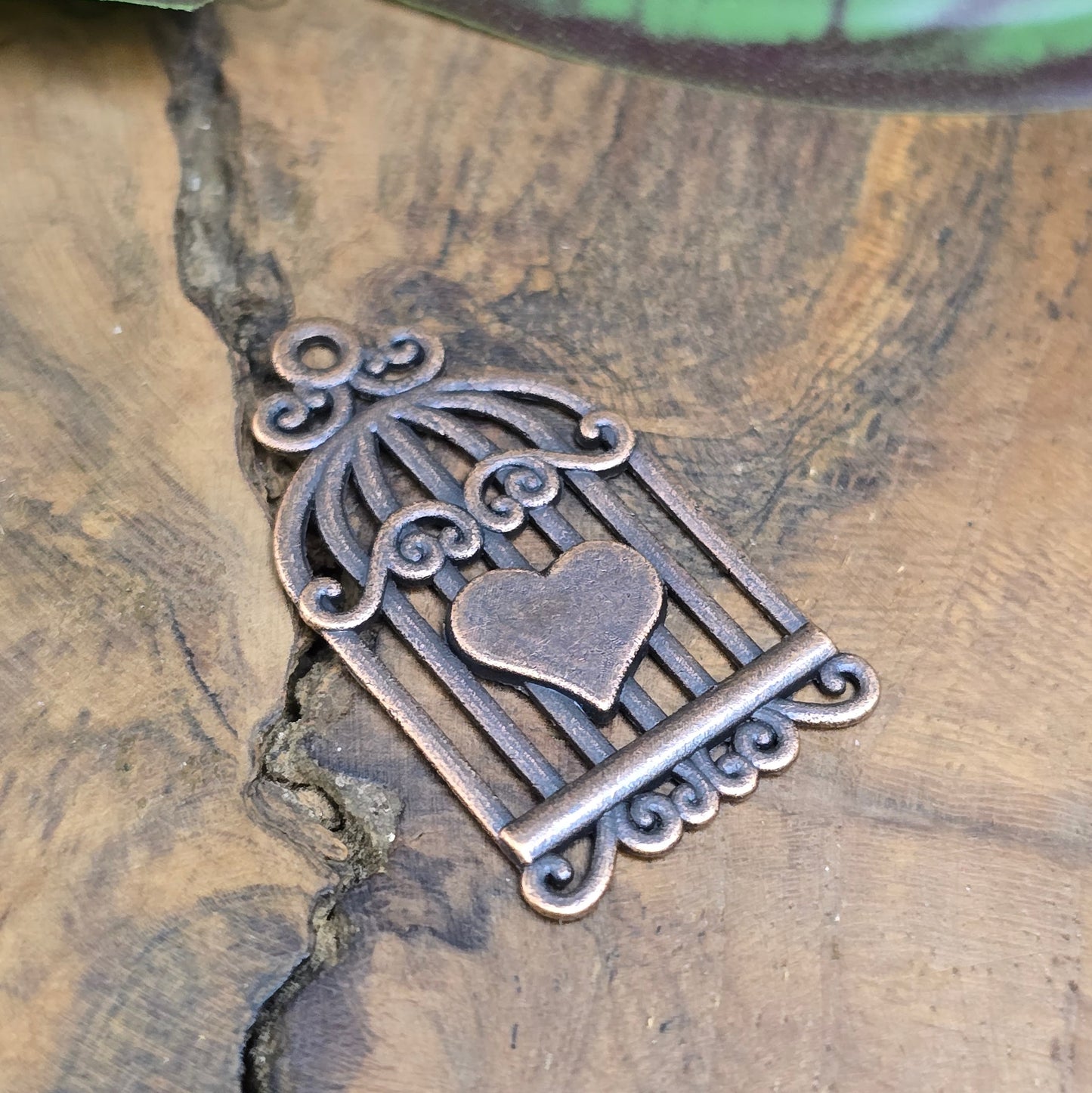 Romantischer Vogelkäfig-Anhänger 34mm aus antik kupferfarbener Zinklegierung mit Herz. Perfekt für Vintage-Schmuck, Ketten, Armbänder & DIY-Projekte.