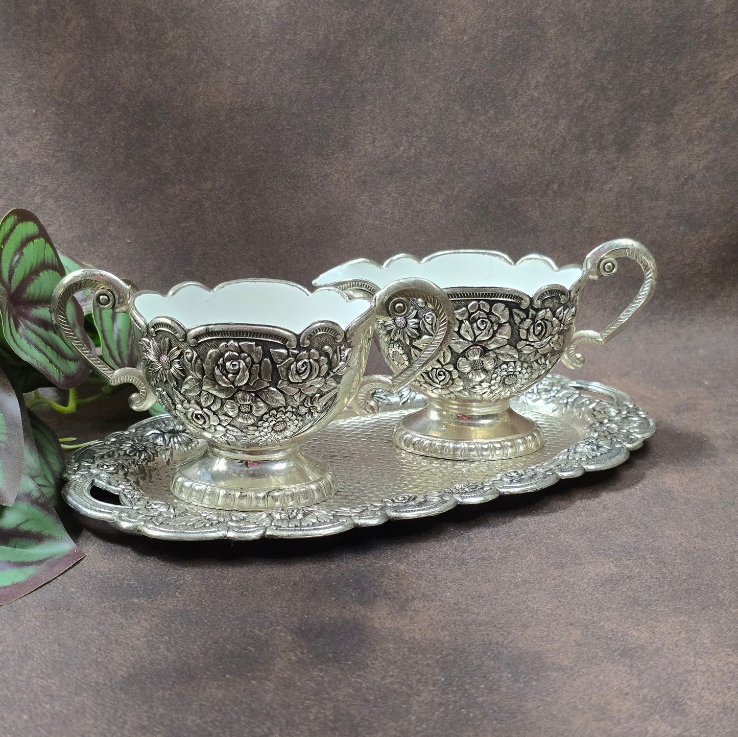Romantisches Vintage-Set: Tablett, Milchkanne & Zuckerdose, ca. 1950–70er. Versilbertes Metall mit Emaille, florales Reliefdekor, dekorativ & funktional.