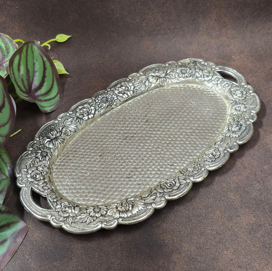 Romantisches Vintage-Set: Tablett, Milchkanne & Zuckerdose, ca. 1950–70er. Versilbertes Metall mit Emaille, florales Reliefdekor, dekorativ & funktional.