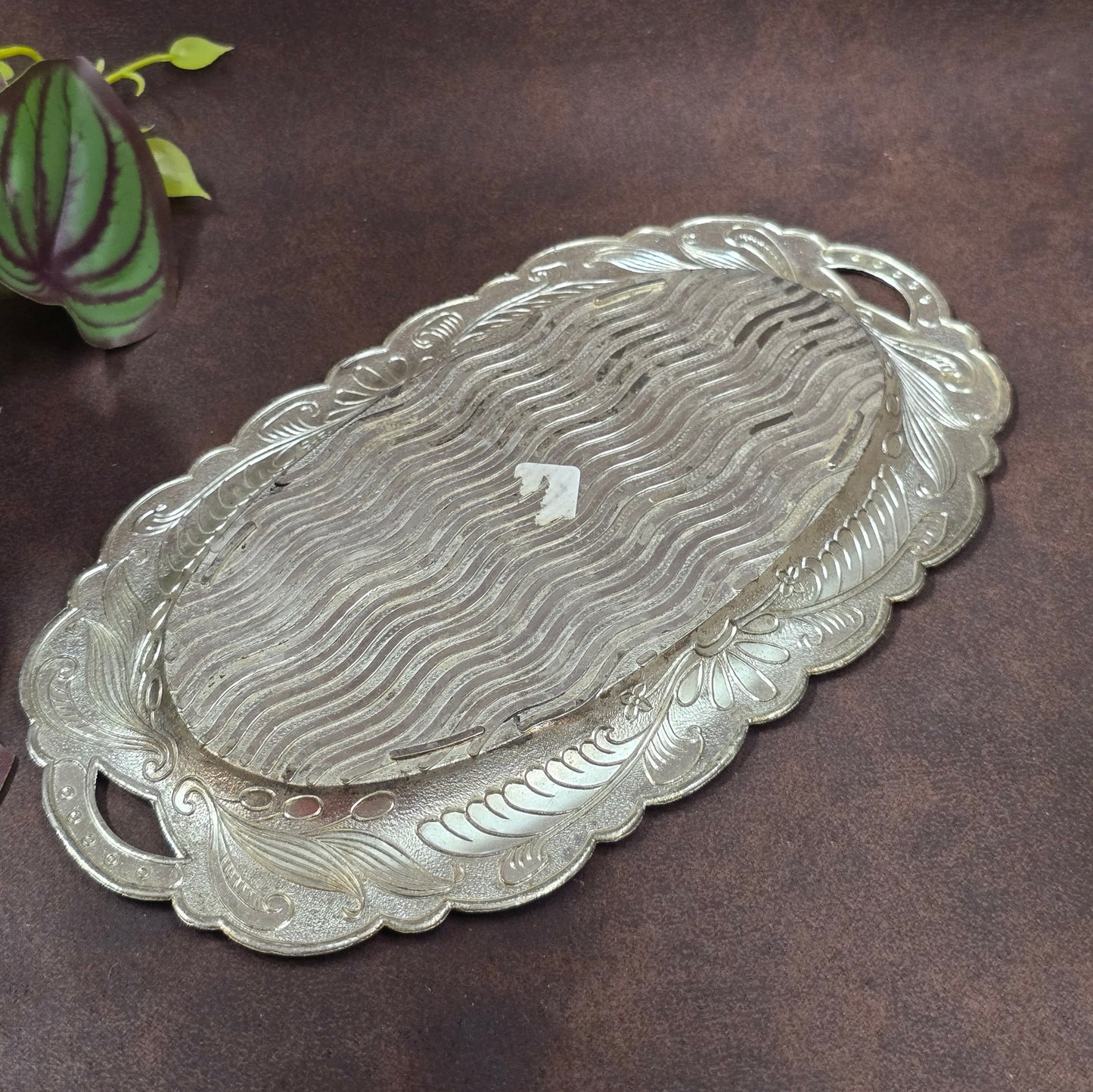 Romantisches Vintage-Set: Tablett, Milchkanne & Zuckerdose, ca. 1950–70er. Versilbertes Metall mit Emaille, florales Reliefdekor, dekorativ & funktional.