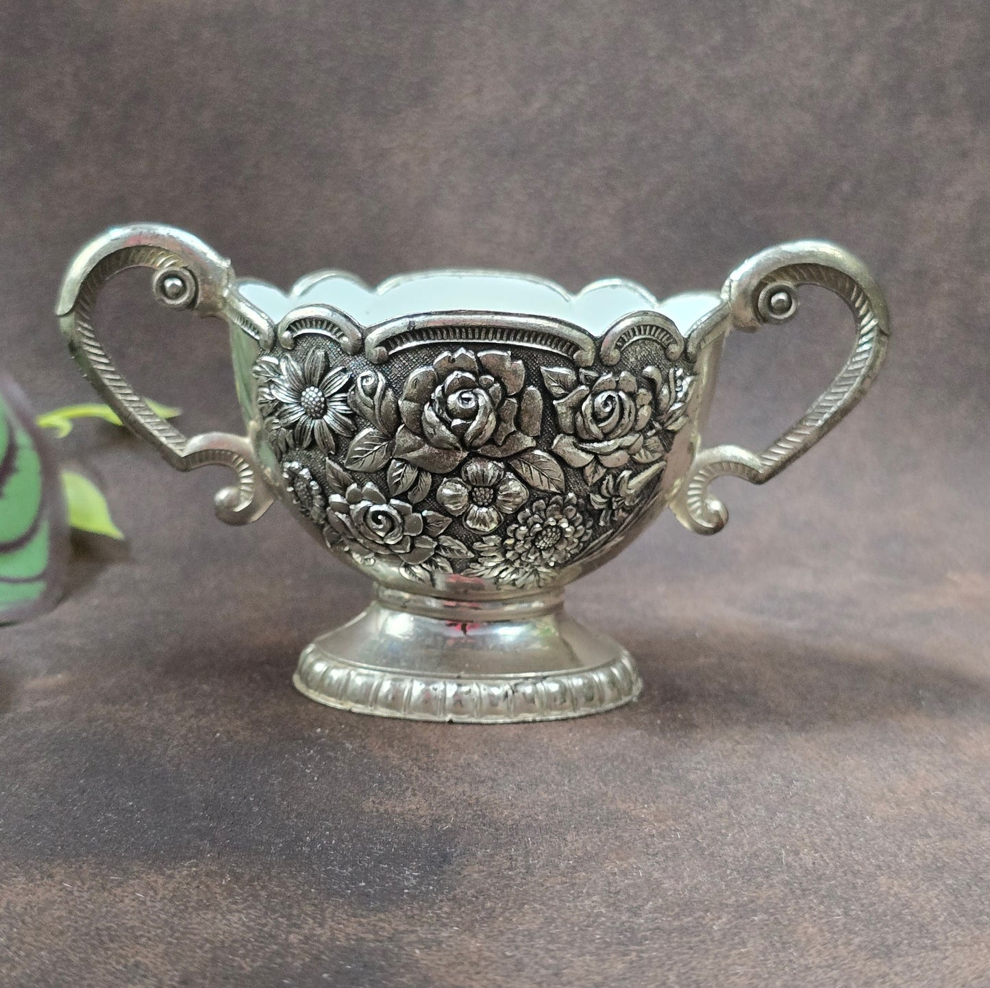 Romantisches Vintage-Set: Tablett, Milchkanne & Zuckerdose, ca. 1950–70er. Versilbertes Metall mit Emaille, florales Reliefdekor, dekorativ & funktional.