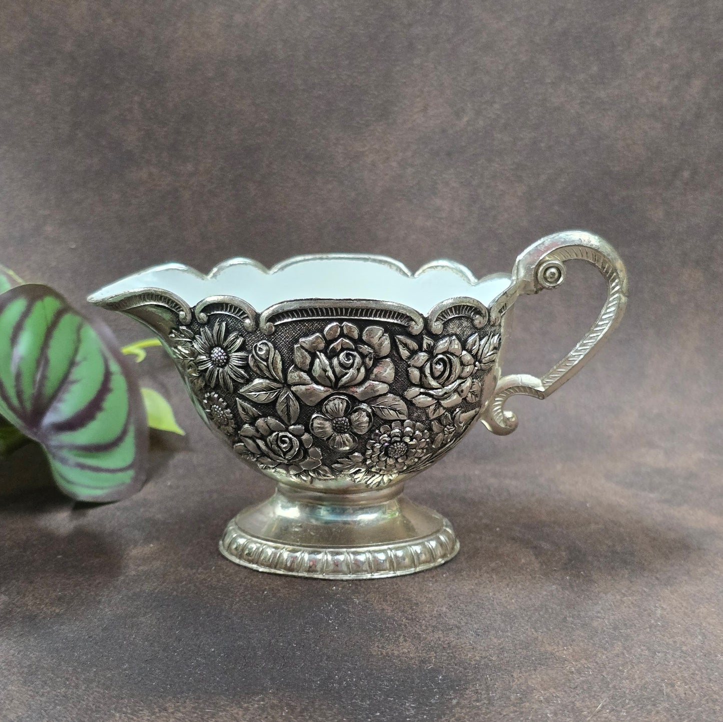 Romantisches Vintage-Set: Tablett, Milchkanne & Zuckerdose, ca. 1950–70er. Versilbertes Metall mit Emaille, florales Reliefdekor, dekorativ & funktional.