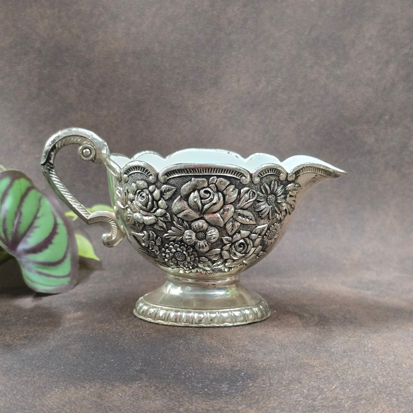Romantisches Vintage-Set: Tablett, Milchkanne & Zuckerdose, ca. 1950–70er. Versilbertes Metall mit Emaille, florales Reliefdekor, dekorativ & funktional.