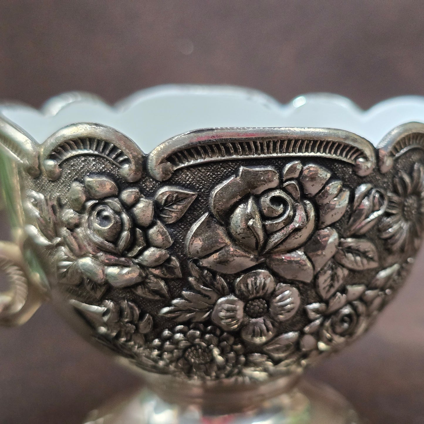 Romantisches Vintage-Set: Tablett, Milchkanne & Zuckerdose, ca. 1950–70er. Versilbertes Metall mit Emaille, florales Reliefdekor, dekorativ & funktional.