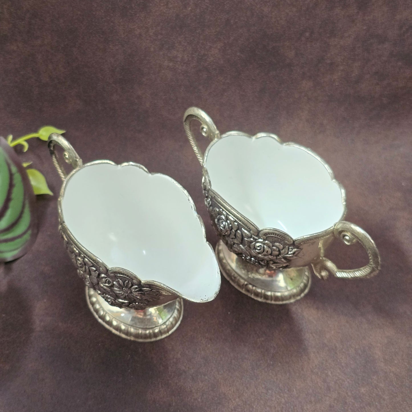 Romantisches Vintage-Set: Tablett, Milchkanne & Zuckerdose, ca. 1950–70er. Versilbertes Metall mit Emaille, florales Reliefdekor, dekorativ & funktional.