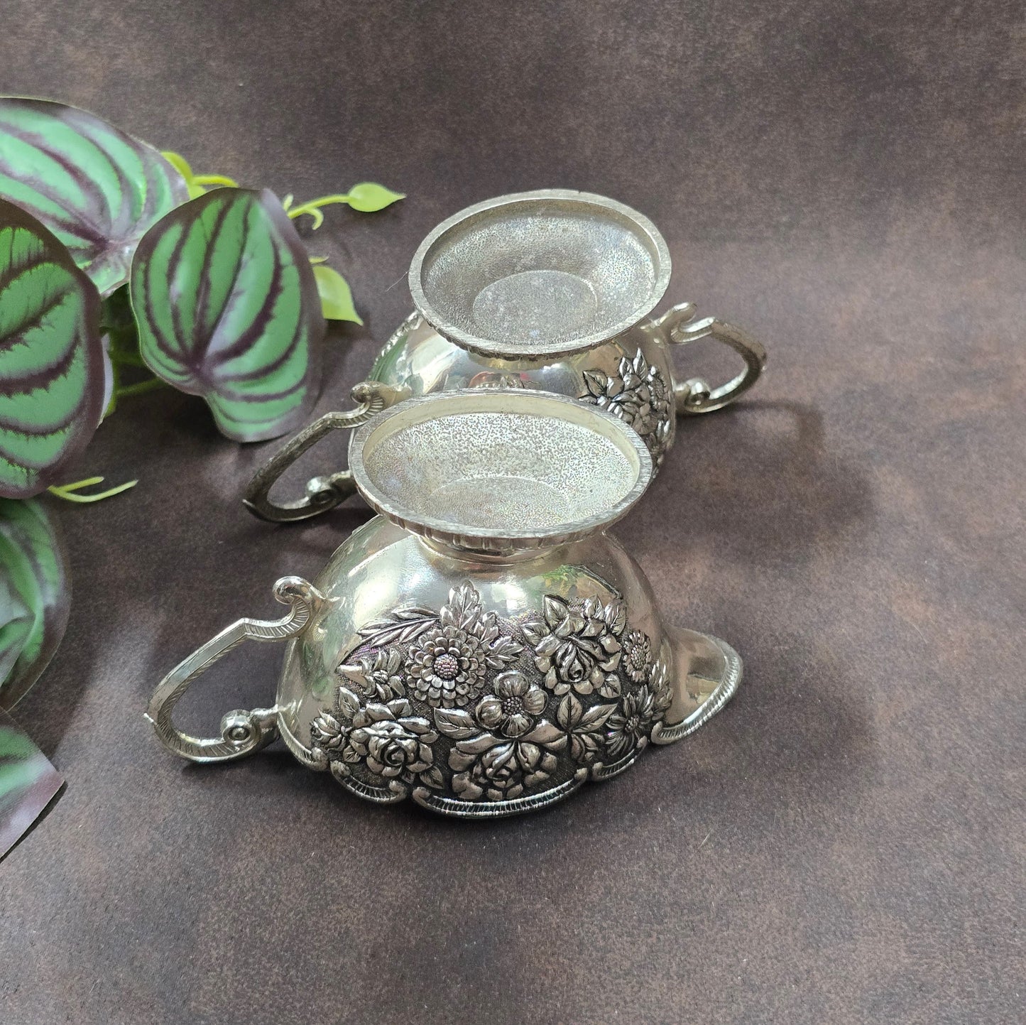 Romantisches Vintage-Set: Tablett, Milchkanne & Zuckerdose, ca. 1950–70er. Versilbertes Metall mit Emaille, florales Reliefdekor, dekorativ & funktional.