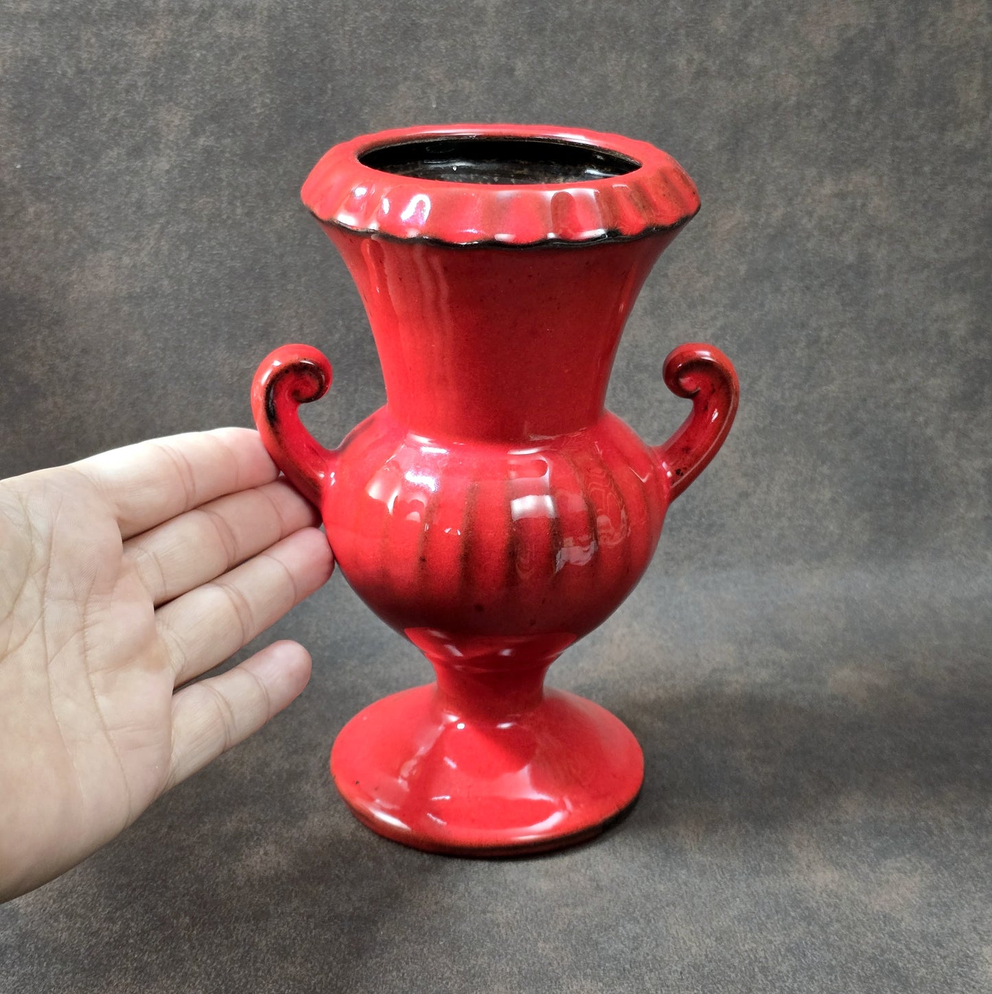 Leuchtend rote Vintage Amphorenvase mit geschwungenen Henkeln, Fohr Keramik 1970er Jahre, glänzende Glasur, Mid-Century Stil.