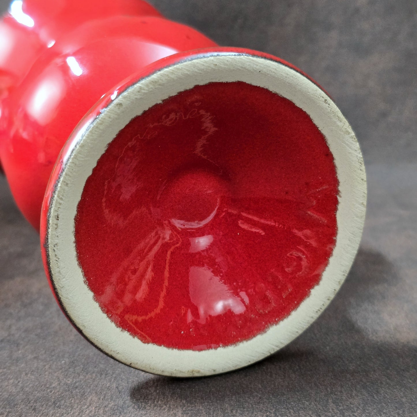 Leuchtend rote Vintage Amphorenvase mit geschwungenen Henkeln, Fohr Keramik 1970er Jahre, glänzende Glasur, Mid-Century Stil.