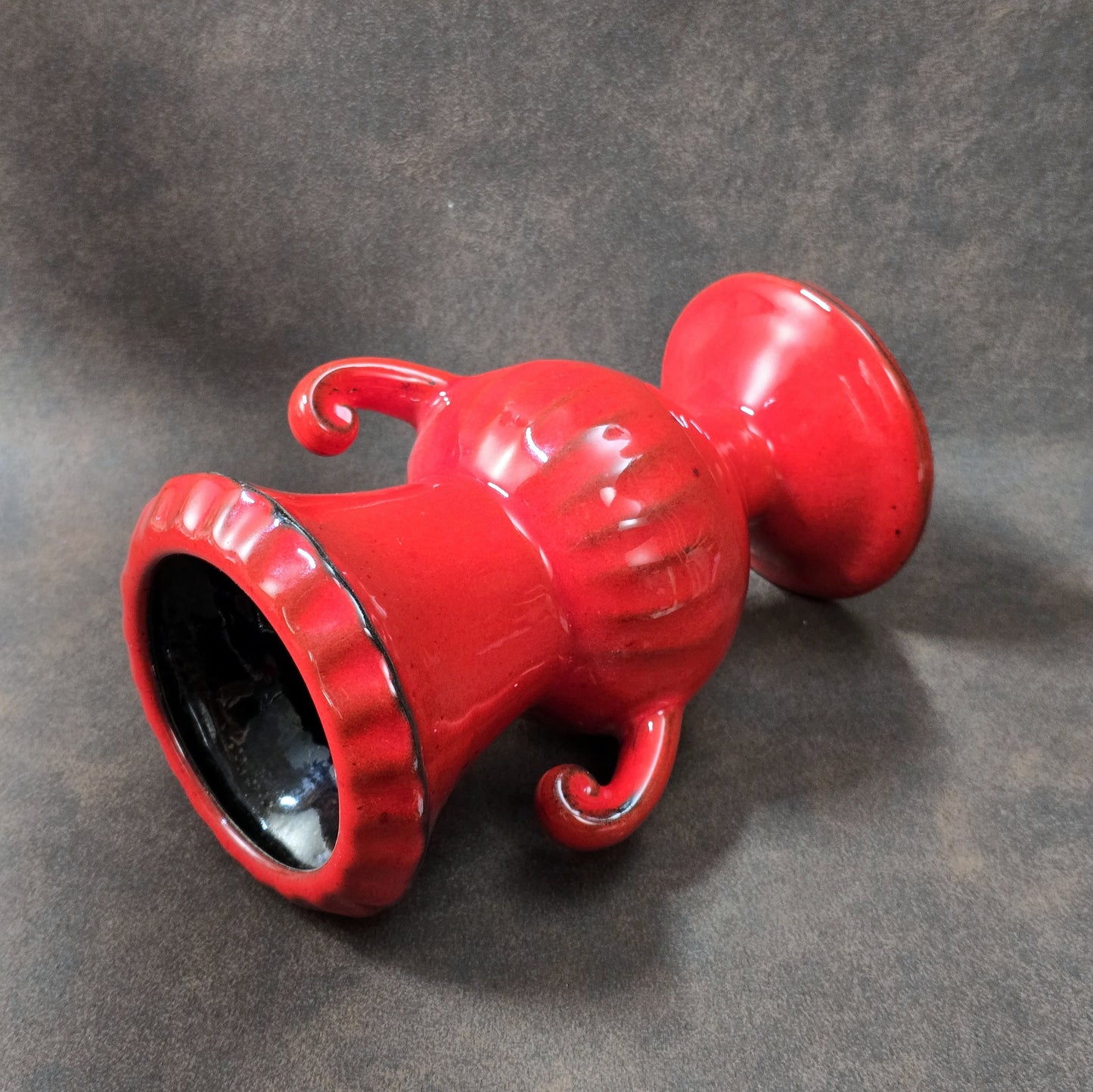 Leuchtend rote Vintage Amphorenvase mit geschwungenen Henkeln, Fohr Keramik 1970er Jahre, glänzende Glasur, Mid-Century Stil.