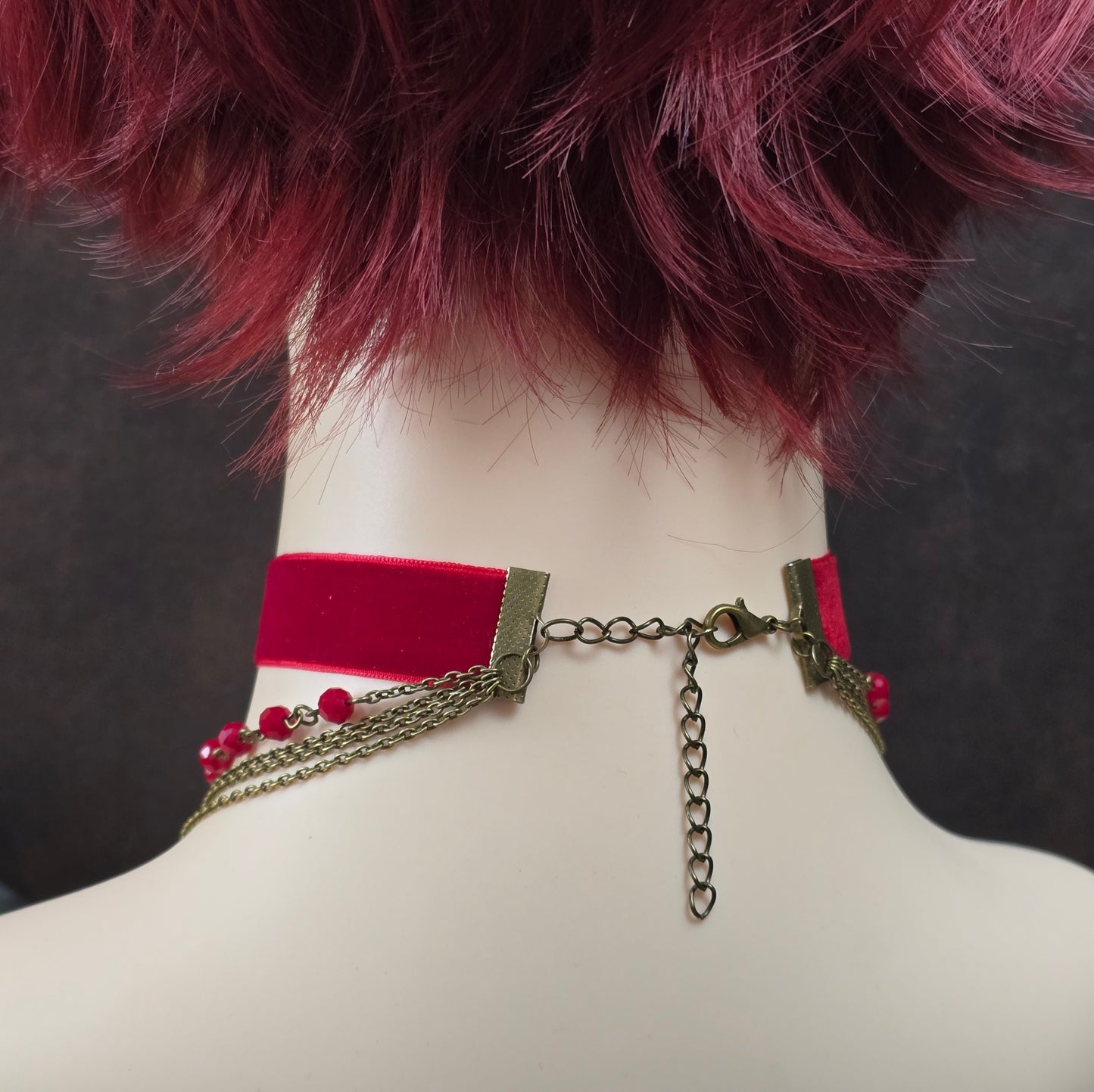 Unikat-Choker mit rotem Samt, invertiertem Kreuz & Auge. Gothic-Kropfband mit Strass – handgefertigt für Rituale, Festivals & starke Charaktere.