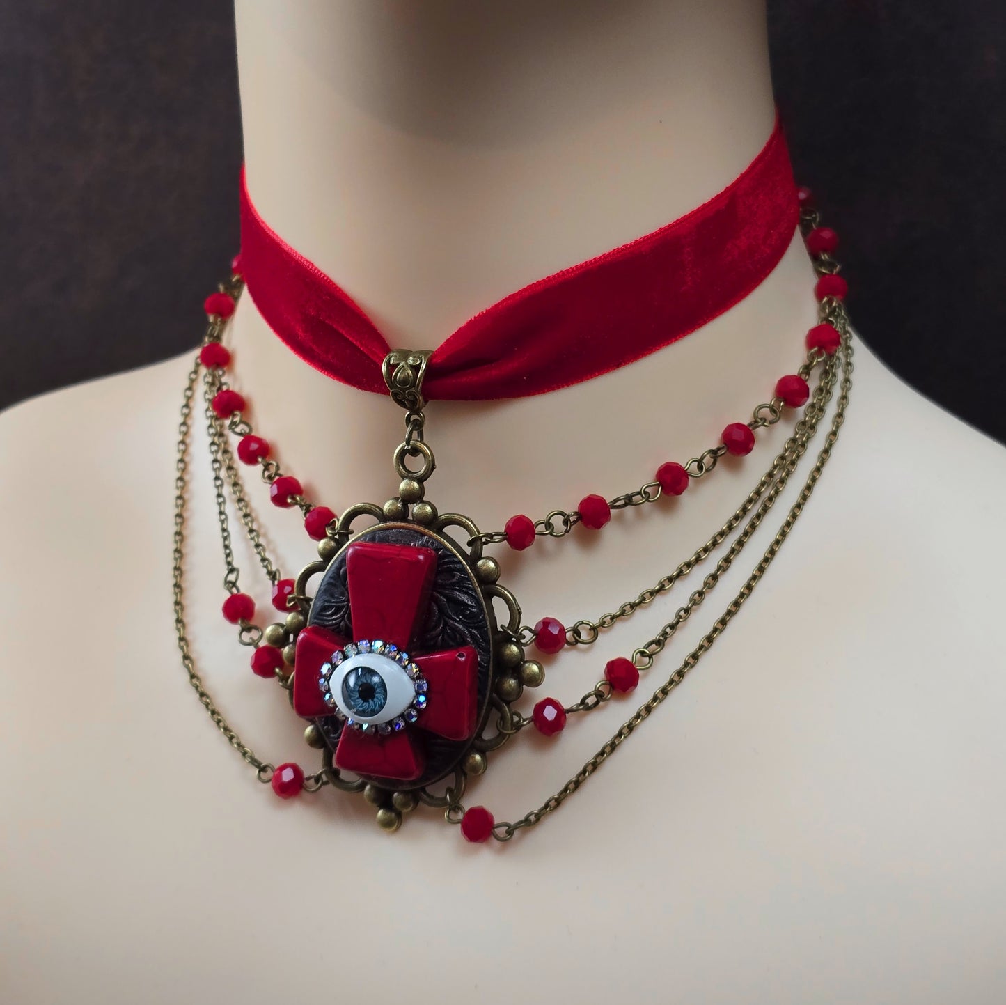 Unikat-Choker mit rotem Samt, invertiertem Kreuz & Auge. Gothic-Kropfband mit Strass – handgefertigt für Rituale, Festivals & starke Charaktere.