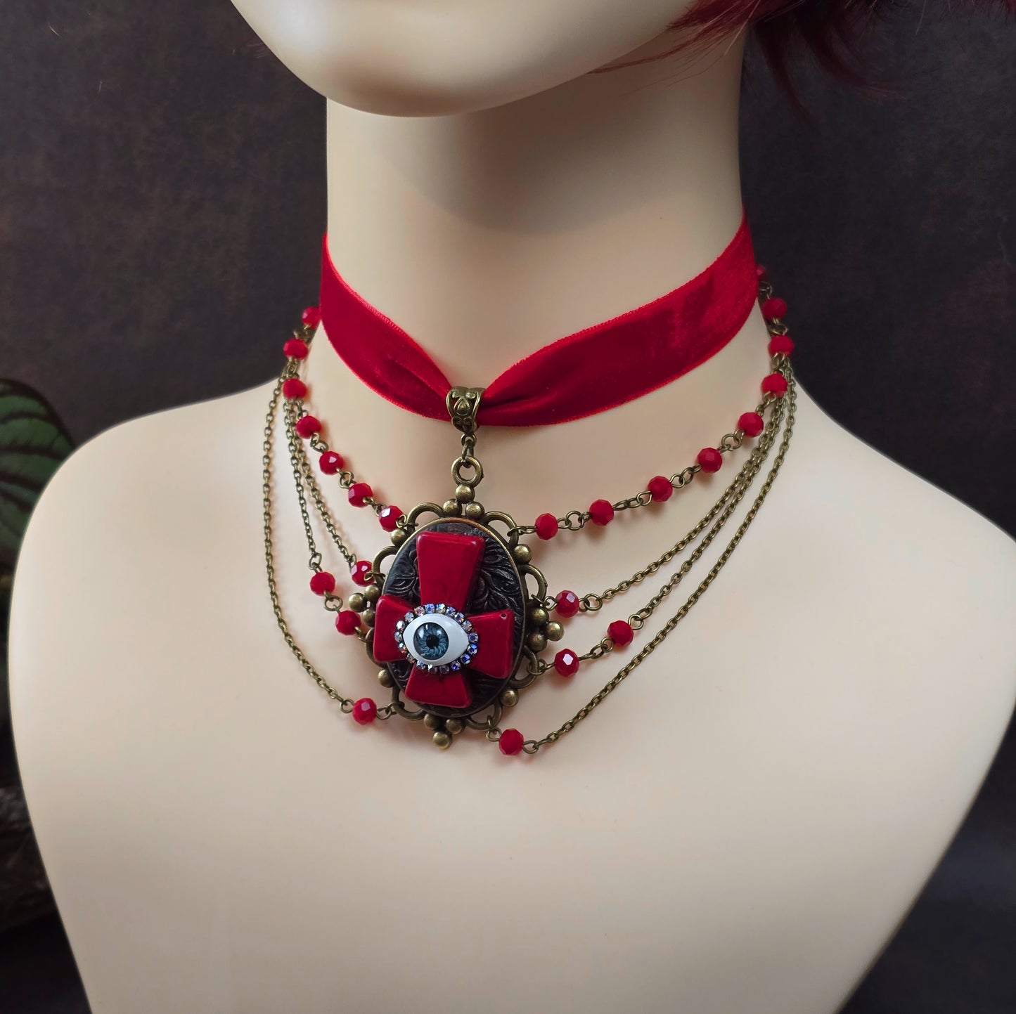 Unikat-Choker mit rotem Samt, invertiertem Kreuz & Auge. Gothic-Kropfband mit Strass – handgefertigt für Rituale, Festivals & starke Charaktere.