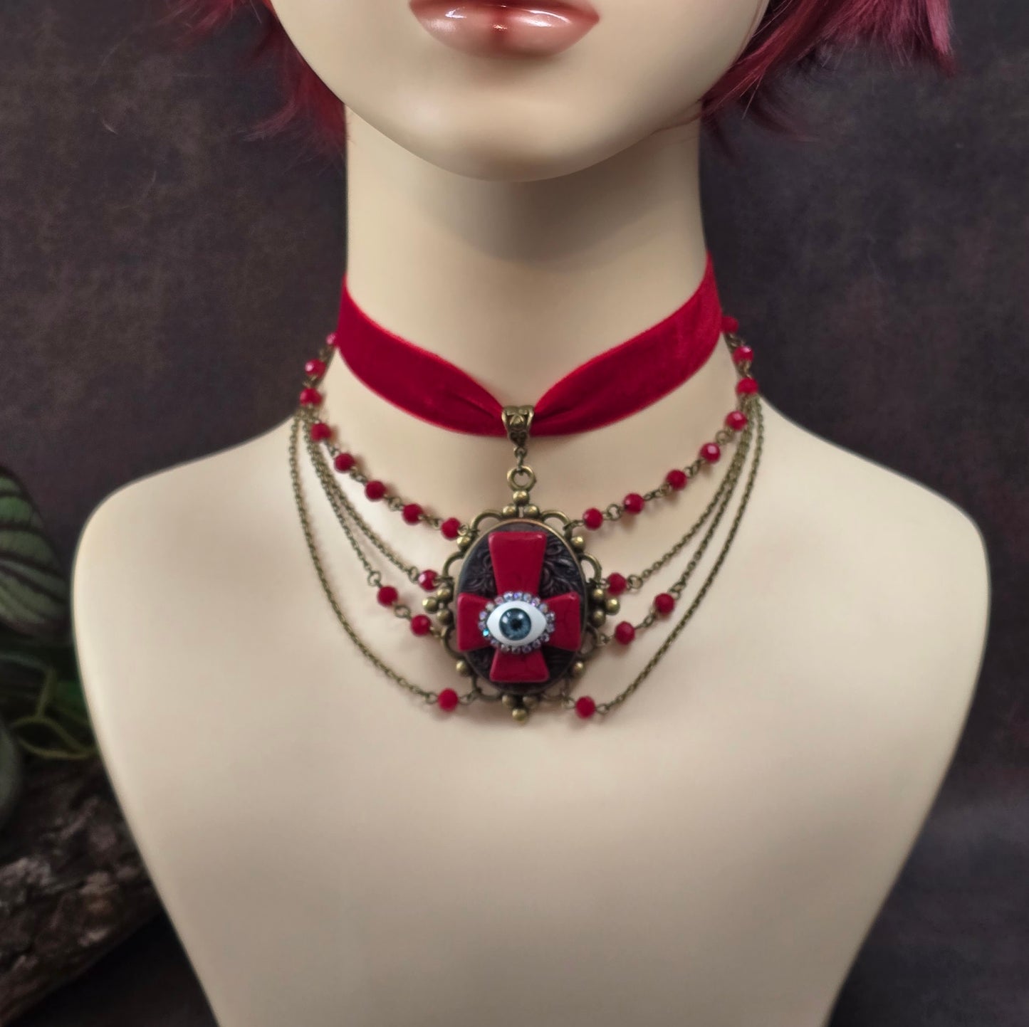 Unikat-Choker mit rotem Samt, invertiertem Kreuz & Auge. Gothic-Kropfband mit Strass – handgefertigt für Rituale, Festivals & starke Charaktere.