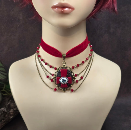 Unikat-Choker mit rotem Samt, invertiertem Kreuz & Auge. Gothic-Kropfband mit Strass – handgefertigt für Rituale, Festivals & starke Charaktere.