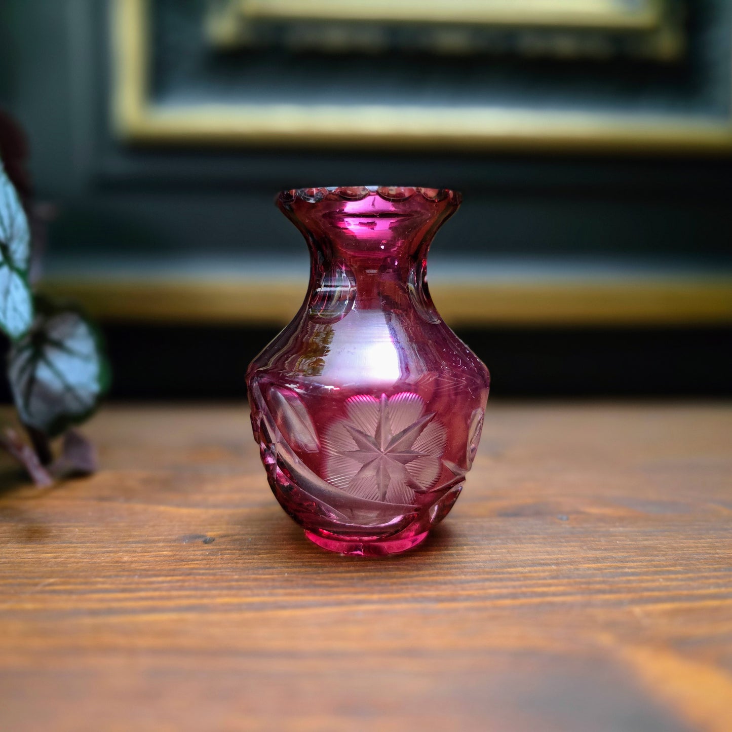 Rubinrote Mini-Vase aus böhmischem Bleikristall – ca. 1950. Handgeschliffen mit floraler Verzierung und Wellenrand. Schwer, klein und edel – ein Glanzstück für Sammler.