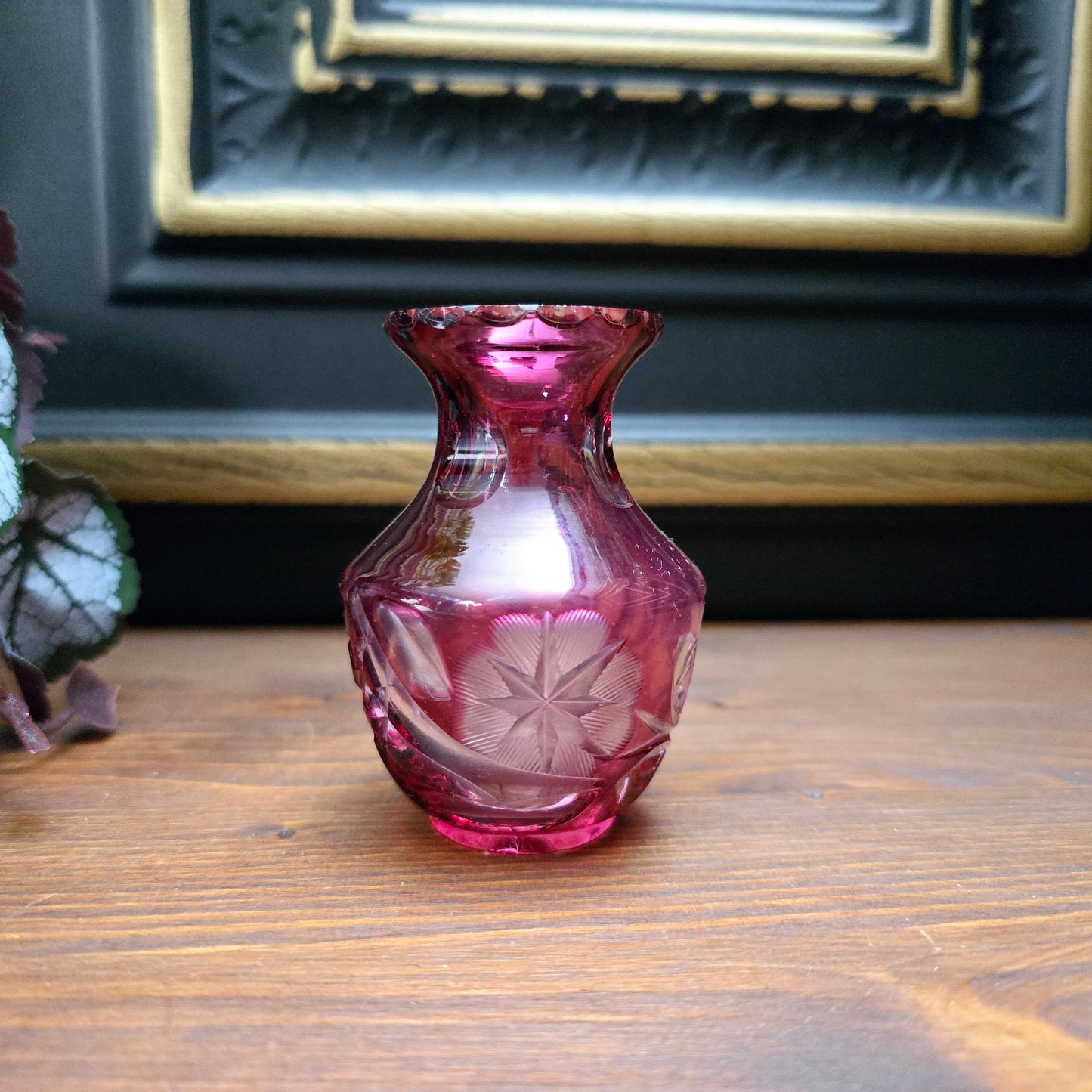 Rubinrote Mini-Vase aus böhmischem Bleikristall – ca. 1950. Handgeschliffen mit floraler Verzierung und Wellenrand. Schwer, klein und edel – ein Glanzstück für Sammler.