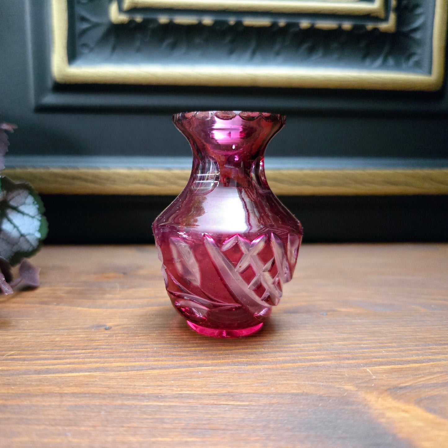 Rubinrote Mini-Vase aus böhmischem Bleikristall – ca. 1950. Handgeschliffen mit floraler Verzierung und Wellenrand. Schwer, klein und edel – ein Glanzstück für Sammler.