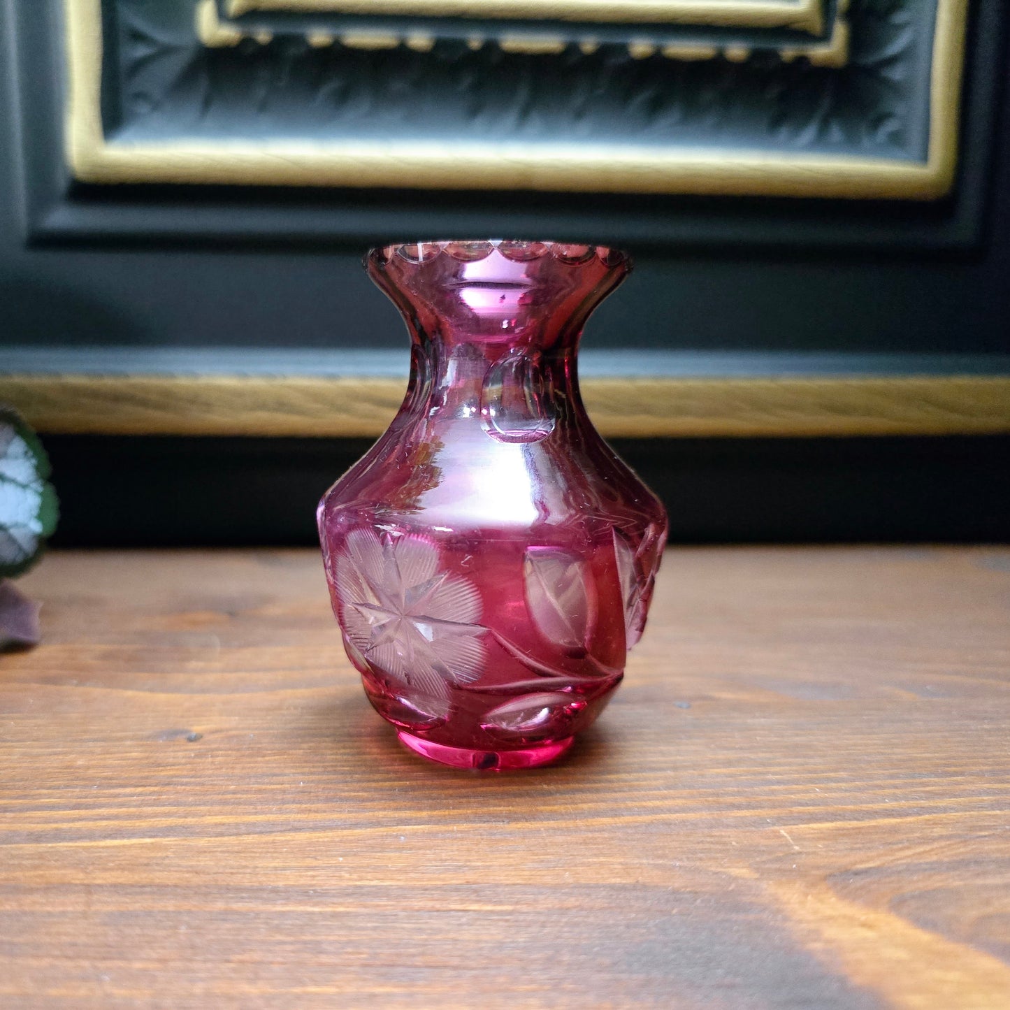 Rubinrote Mini-Vase aus böhmischem Bleikristall – ca. 1950. Handgeschliffen mit floraler Verzierung und Wellenrand. Schwer, klein und edel – ein Glanzstück für Sammler.