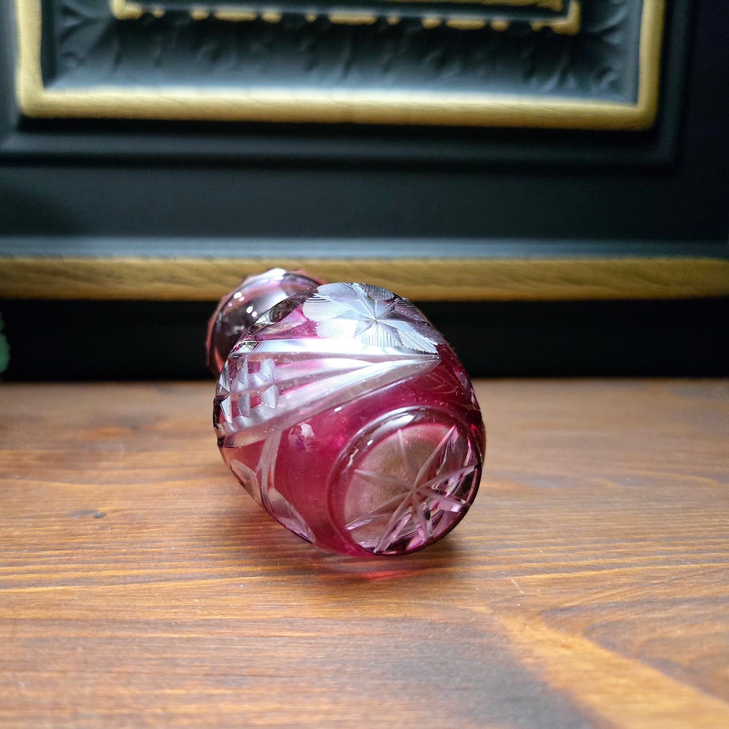 Rubinrote Mini-Vase aus böhmischem Bleikristall – ca. 1950. Handgeschliffen mit floraler Verzierung und Wellenrand. Schwer, klein und edel – ein Glanzstück für Sammler.