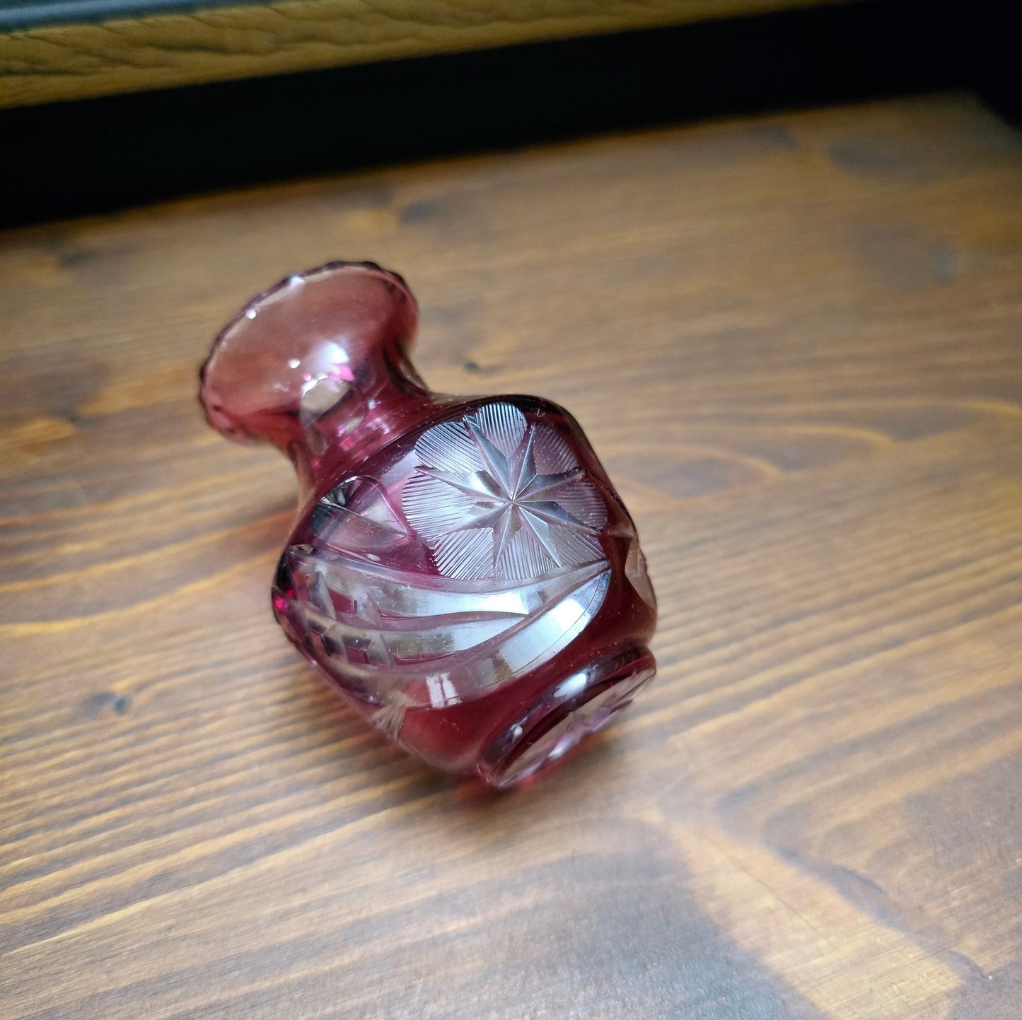 Rubinrote Mini-Vase aus böhmischem Bleikristall – ca. 1950. Handgeschliffen mit floraler Verzierung und Wellenrand. Schwer, klein und edel – ein Glanzstück für Sammler.