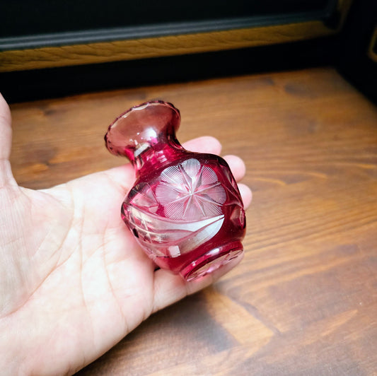 Rubinrote Mini-Vase aus böhmischem Bleikristall – ca. 1950. Handgeschliffen mit floraler Verzierung und Wellenrand. Schwer, klein und edel – ein Glanzstück für Sammler.