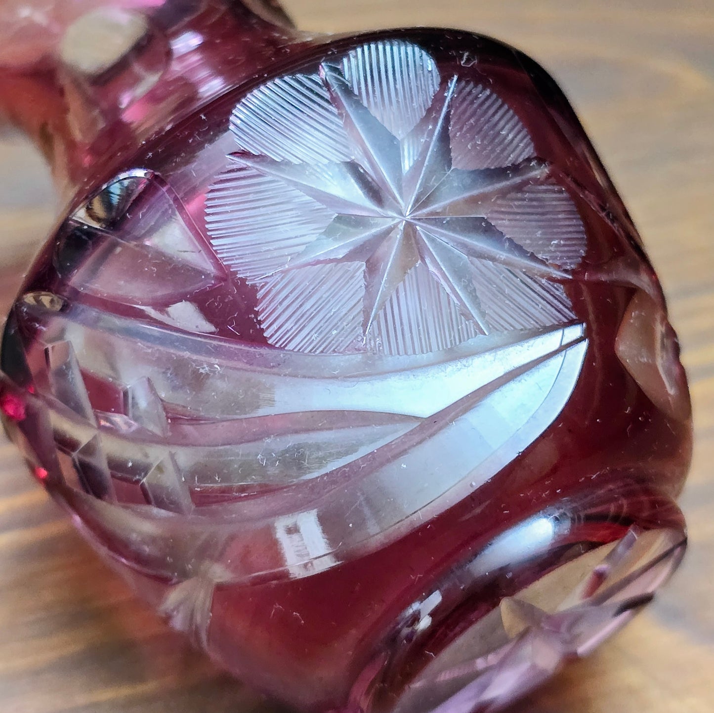 Rubinrote Mini-Vase aus böhmischem Bleikristall – ca. 1950. Handgeschliffen mit floraler Verzierung und Wellenrand. Schwer, klein und edel – ein Glanzstück für Sammler.