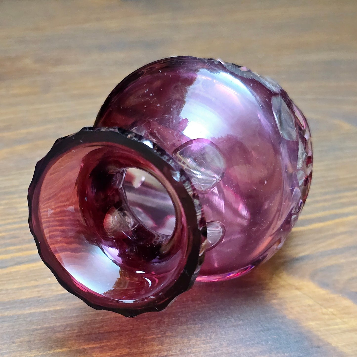 Rubinrote Mini-Vase aus böhmischem Bleikristall – ca. 1950. Handgeschliffen mit floraler Verzierung und Wellenrand. Schwer, klein und edel – ein Glanzstück für Sammler.